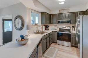 Η κουζίνα ή μικρή κουζίνα στο Lakefront Orion Twp Home with Fire Pit and Kayak!