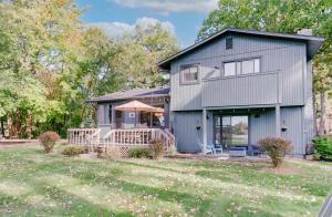 Κήπος έξω από το Lakefront Orion Twp Home with Fire Pit and Kayak!