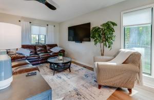 Billede fra billedgalleriet på Lakefront Orion Twp Home with Fire Pit and Kayak! i Gingellville