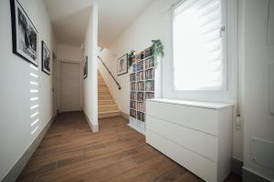 Knihovna v penzionu + 12 fotografií
