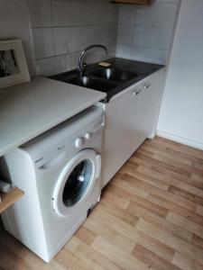 Kuchyň nebo kuchyňský kout v ubytování Les fontaines T4 Spacieux 3 chambres parking gratuit