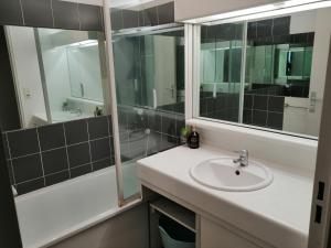 Koupelna v ubytování Les fontaines T4 Spacieux 3 chambres parking gratuit + 38 fotografií