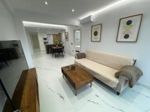 ein Wohnzimmer mit Sofa und Tisch in der Unterkunft Boabdil Luxury home in Córdoba