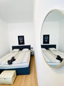 Ein Bett oder Betten in einem Zimmer der Unterkunft 5BR Shared Apt Ideal for Groups 7 Min to Westbahnhof