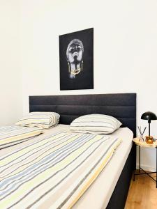 Ein Bett oder Betten in einem Zimmer der Unterkunft 5BR Shared Apt Ideal for Groups 7 Min to Westbahnhof