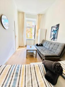 Ein Sitzbereich in der Unterkunft 5BR Shared Apt Ideal for Groups 7 Min to Westbahnhof