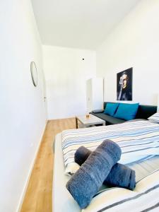 Ein Bett oder Betten in einem Zimmer der Unterkunft 5BR Shared Apt Ideal for Groups 7 Min to Westbahnhof