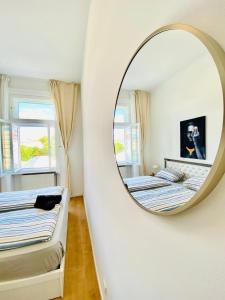 Ein Bett oder Betten in einem Zimmer der Unterkunft 5BR Shared Apt Ideal for Groups 7 Min to Westbahnhof