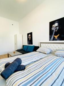 Ein Bett oder Betten in einem Zimmer der Unterkunft 5BR Shared Apt Ideal for Groups 7 Min to Westbahnhof