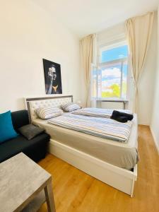 Ein Bett oder Betten in einem Zimmer der Unterkunft 5BR Shared Apt Ideal for Groups 7 Min to Westbahnhof