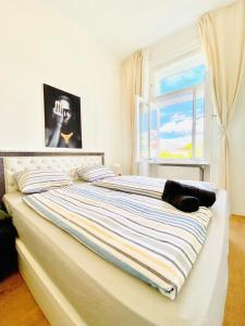 Ein Bett oder Betten in einem Zimmer der Unterkunft 5BR Shared Apt Ideal for Groups 7 Min to Westbahnhof