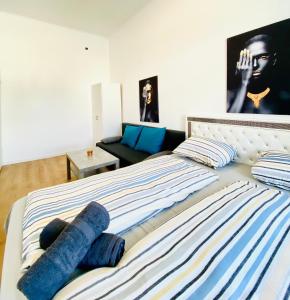 Ein Bett oder Betten in einem Zimmer der Unterkunft 5BR Shared Apt Ideal for Groups 7 Min to Westbahnhof