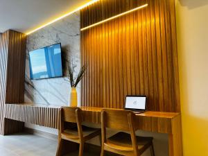 a desk with two chairs and a laptop on it at Exclusivo loft - frente al mar in Cartagena de Indias