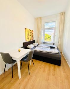 Ein Bett oder Betten in einem Zimmer der Unterkunft 5BR Shared Apt Ideal for Groups 7 Min to Westbahnhof
