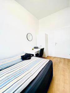Ein Bett oder Betten in einem Zimmer der Unterkunft 5BR Shared Apt Ideal for Groups 7 Min to Westbahnhof