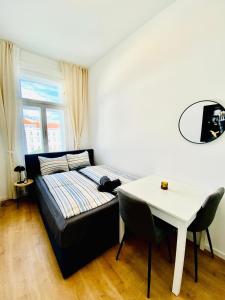 Ein Bett oder Betten in einem Zimmer der Unterkunft 5BR Shared Apt Ideal for Groups 7 Min to Westbahnhof