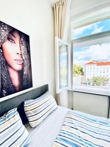 Schlafzimmer mit einem großen Fenster und einem Bett in der Unterkunft 5BR Shared Apt Ideal for Groups 7 Min to Westbahnhof in Wien