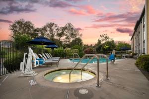 Bazén v ubytování Best Western Plus Heritage Inn nebo v jeho okolí