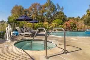 Bazén v ubytování Best Western Plus Heritage Inn nebo v jeho okolí