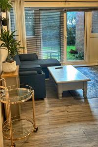 Ruang duduk di 2 bed room , ensuite Flat close to Heathrow, Windsor , Langley