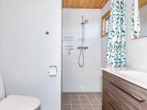 een badkamer met een douche, toilet en wastafel bij 7 person holiday home in Vestervig-By Traum in Vestervig