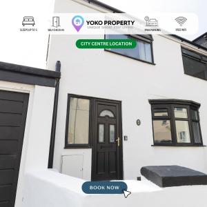 una casa con una puerta negra y una ventana en Charming House - 3 minute's walk to the beach - Free Parking, Smart TV and Fast Wifi by Yoko Property, en Redcar