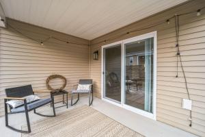 Balkón nebo terasa v ubytování Serene 2-Bedroom Condo in Traverse City