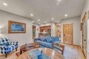 Posezení v ubytování Kings Beach Retreat, Hot Tub, Walk to Beach + 39 fotografií