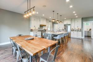 Steps From Oneida Lake Spacious Gem with Game Room!的厨房或小厨房