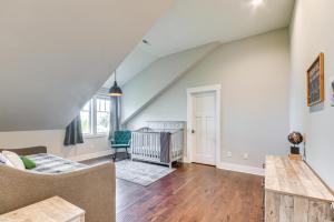 Steps From Oneida Lake Spacious Gem with Game Room!的休息区