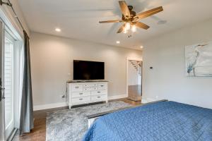 Steps From Oneida Lake Spacious Gem with Game Room!的电视和/或娱乐中心