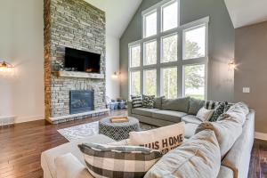 CiceroSteps From Oneida Lake Spacious Gem with Game Room!的带沙发和壁炉的客厅