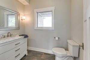 Steps From Oneida Lake Spacious Gem with Game Room!的一间浴室