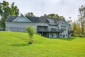 CiceroSteps From Oneida Lake Spacious Gem with Game Room!的草山顶上的大房子