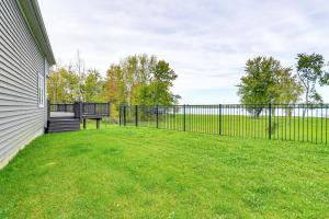 Steps From Oneida Lake Spacious Gem with Game Room!外面的花园