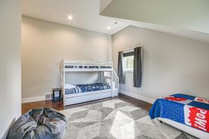 Steps From Oneida Lake Spacious Gem with Game Room!客房内的一张或多张床位