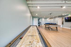 Steps From Oneida Lake Spacious Gem with Game Room!的游戏室