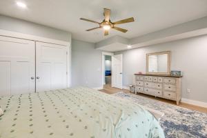 Steps From Oneida Lake Spacious Gem with Game Room!客房内的一张或多张床位