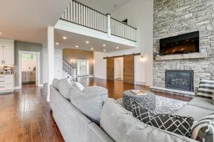CiceroSteps From Oneida Lake Spacious Gem with Game Room!的带沙发和壁炉的客厅