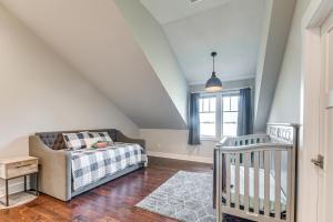 Steps From Oneida Lake Spacious Gem with Game Room!客房内的一张或多张床位