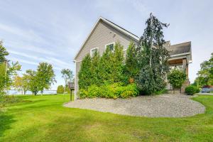 Steps From Oneida Lake Spacious Gem with Game Room!外面的花园