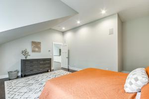 Steps From Oneida Lake Spacious Gem with Game Room!客房内的一张或多张床位