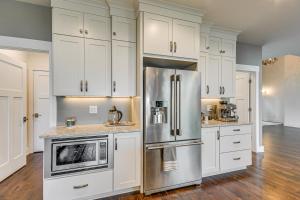 Steps From Oneida Lake Spacious Gem with Game Room!的厨房或小厨房