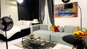 Postel nebo postele na pokoji v ubytování WHITEFIELD LUXURY APARTMENT