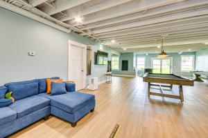 Steps From Oneida Lake Spacious Gem with Game Room!的休息区
