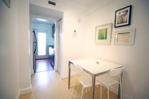 マイアミビーチにあるSouth Beach Studio Free Parking Walk to Ocean Driveの白いテーブルと椅子のあるダイニングルーム