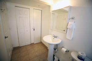 マイアミビーチにあるSouth Beach Studio Free Parking Walk to Ocean Driveの洗面台と鏡のある白いバスルーム +14枚の写真