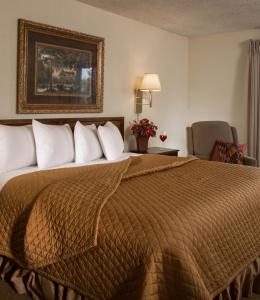 A bed or beds in a room at The Foothills Inn