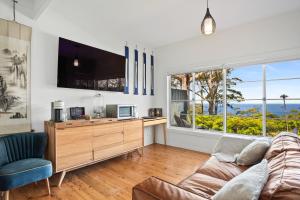 斯坦威尔公园Romantic Ocean View Studio at Stanwell Tops的带沙发和大窗户的客厅