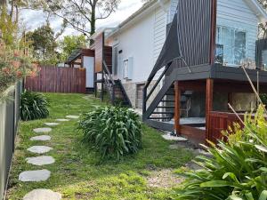 Romantic Ocean View Studio at Stanwell Tops外面的花园